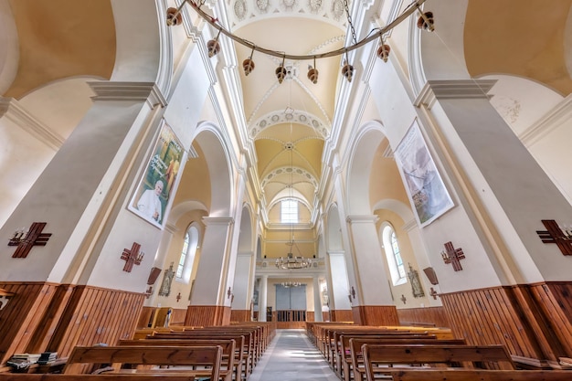 WEISSRUSSLAND MAI 2020 Innenkuppel und Blick in eine alte orthodoxe Kirchendecke