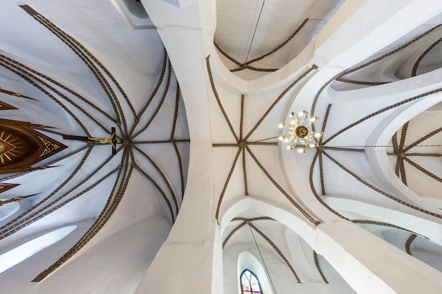 WEISSRUSSLAND SEPTEMBER 2018 Innenraum und Kuppel und Blick in eine alte katholische barocke Kirchendecke