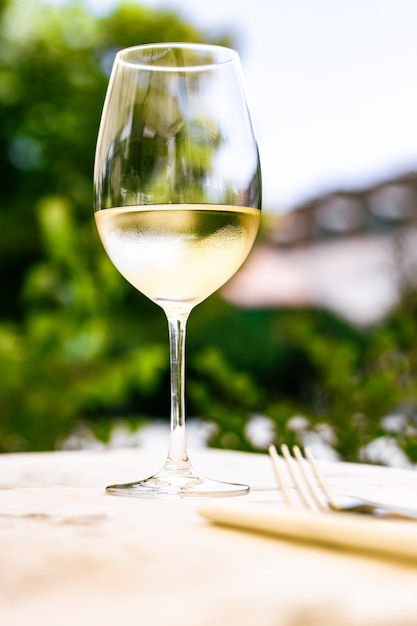 Weißwein im Luxusrestaurant auf der Sommergartenterrasse Weinprobe im Weingut in der Vi...