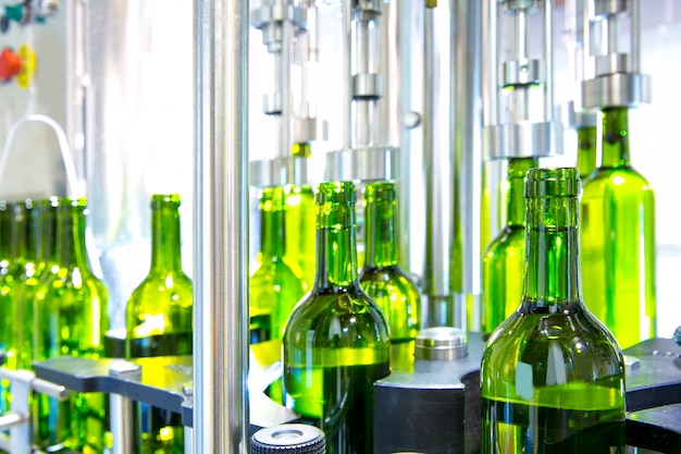 Weißwein in Abfüllmaschine im Weingut
