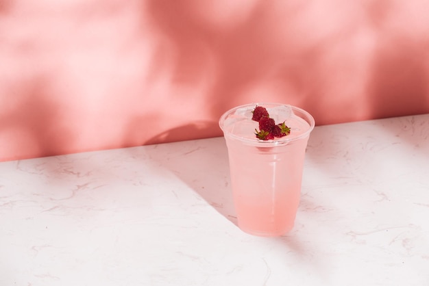 Weißwein mit frischen Himbeeren Himbeercocktail