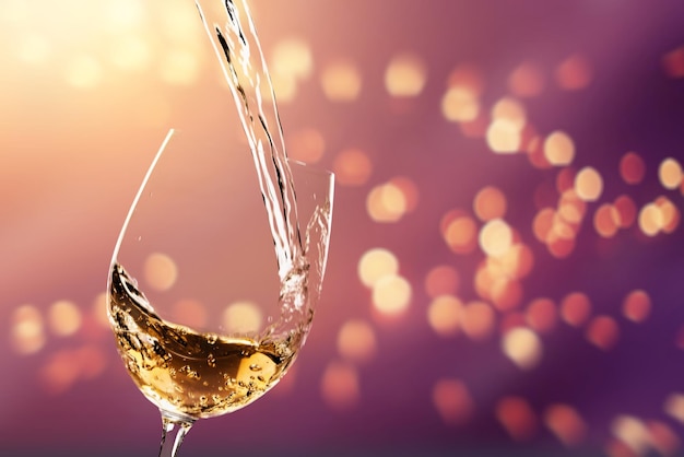 Weißweinspritzer auf Hintergrund isoliert