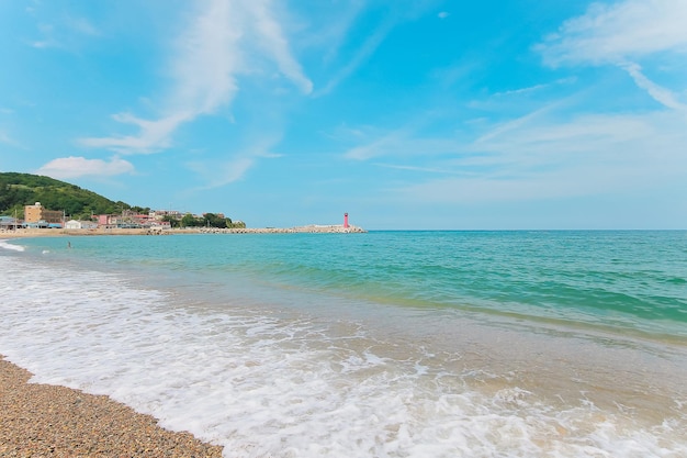 Weit entfernt vom Strand, der als der schönste Europas gilt, ist der rote Leuchtturm zu sehen