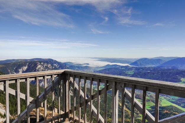 Weitblick auf einer hölzernen Aussichtsplattform auf einem Berg