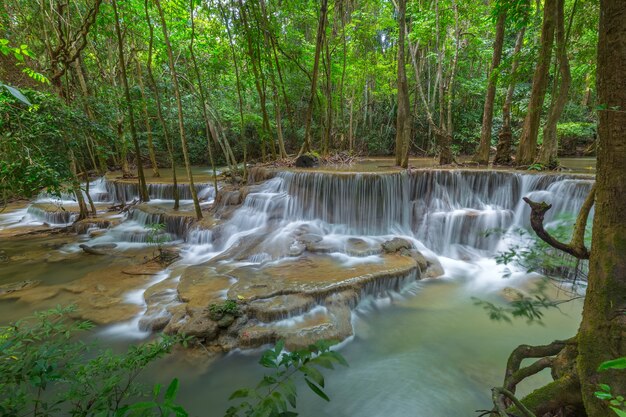 Weitblick Huay Mae Kamin Wasserfall in der Provinz Kanchanaburi