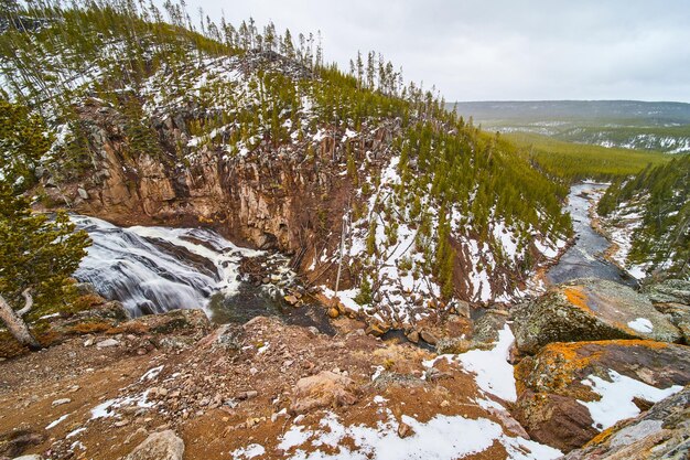 Weite Aussicht mit Blick auf die Gibbon Falls und den Fluss im Yellowstone