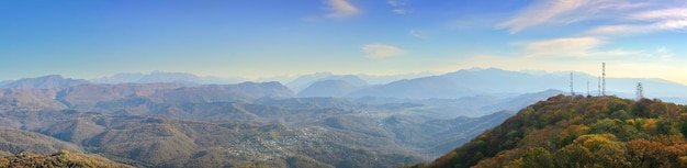 Weite Aussicht vom Berg Akhun auf die Bergkette unter blauem Himmel Sotschi Russland 2021