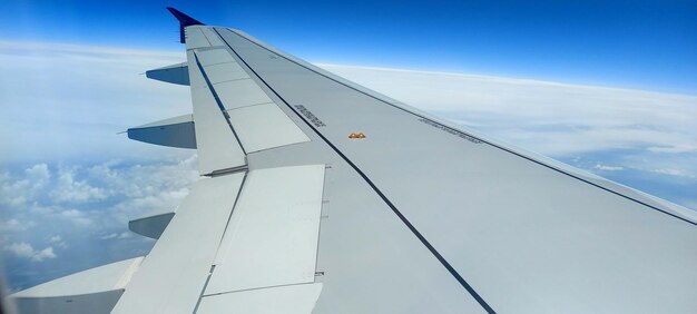 Weite Sicht auf die Wolken von oben aus dem Flugzeug