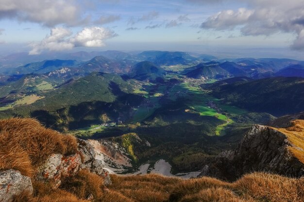 Weite Sicht auf eine hügelige Berglandschaft und einen atemberaubenden Himmel beim Wandern