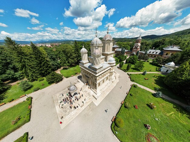 Weite Sicht der Luftdrohne auf das Kloster Curtea de Arges in Rumänien