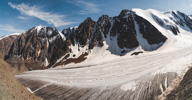 Weites Panorama des großen Gletschers, hoch in den Bergen, bedeckt von Schnee und Eis. Altai-Winterlandschaft.