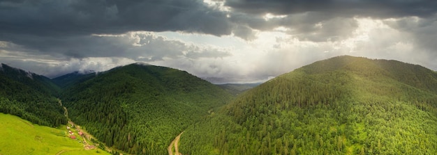 Weitwinkel-Panoramaaufnahme von wunderschönen Wiesen, Hügeln und Bäumen in Synevyrska-Lichtung neben dem Synevyr-See Majestätische und wundervolle Landschaften der Karpaten in der Ukraine