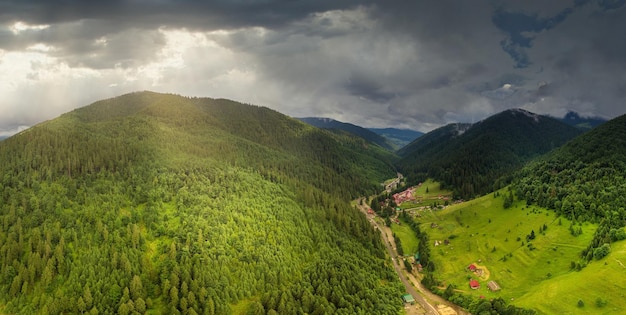 Weitwinkel-Panoramaaufnahme von wunderschönen Wiesen, Hügeln und Bäumen in Synevyrska-Lichtung neben dem Synevyr-See Majestätische und wundervolle Landschaften der Karpaten in der Ukraine