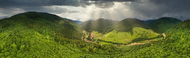 Weitwinkel-Panoramaaufnahme von wunderschönen Wiesen, Hügeln und Bäumen in Synevyrska-Lichtung neben dem Synevyr-See Majestätische und wundervolle Landschaften der Karpaten in der Ukraine