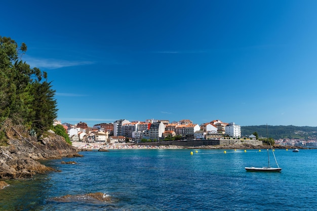 Foto weitwinkelansicht auf einen schönen strand in portonovo in der ria de pontevedra an einem sonnigen sommermorgen