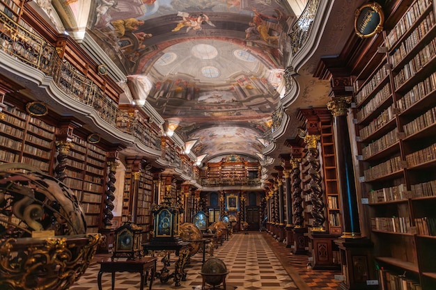 Foto weitwinkelansicht der barocken bibliothek des clementinum in prag um 1556