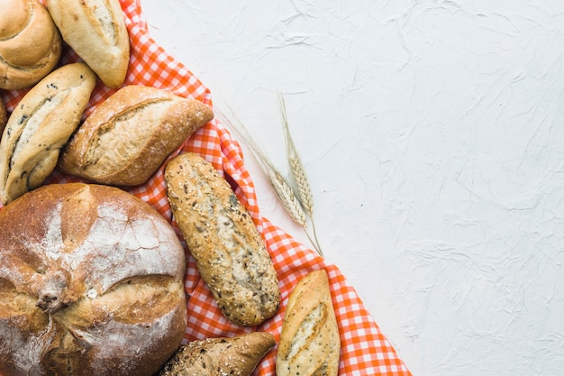 Weizen in der Nähe von Brot und Stoff