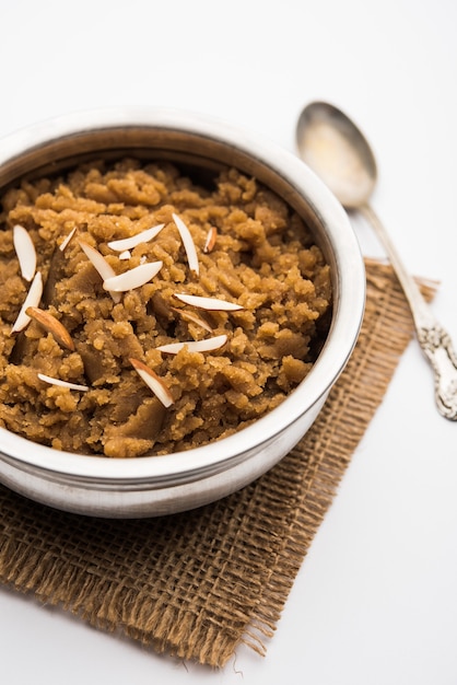 Weizen Laapsi, Lapsi, Shira, Halwa ist ein indisches Süßgericht aus gebrochenem Weizen oder Daliya-Stücken und Ghee zusammen mit Nüssen, Rosinen und Trockenfrüchten. Es ist ein gesundes Lebensmittel.