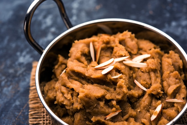 Weizen Laapsi, Lapsi, Shira, Halwa ist ein indisches Süßgericht aus gebrochenem Weizen oder Daliya-Stücken und Ghee zusammen mit Nüssen, Rosinen und Trockenfrüchten. Es ist ein gesundes Lebensmittel.