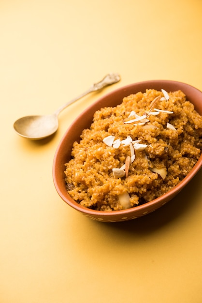 Weizen Laapsi oder Lapsi oder Shira oder Halwa ist ein indisches Süßgericht aus gebrochenem Weizen oder Daliya Stücken und Ghee zusammen mit Nüssen, Rosinen und Trockenfrüchten