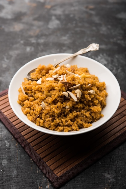 Weizen Laapsi oder Lapsi oder Shira oder Halwa ist ein indisches Süßgericht aus gebrochenem Weizen oder Daliya Stücken und Ghee zusammen mit Nüssen, Rosinen und Trockenfrüchten