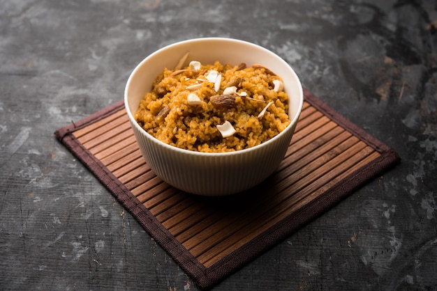 Weizen Laapsi oder Lapsi oder Shira oder Halwa ist ein indisches Süßgericht aus gebrochenem Weizen oder Daliya Stücken und Ghee zusammen mit Nüssen, Rosinen und Trockenfrüchten