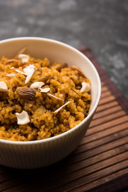 Weizen Laapsi oder Lapsi oder Shira oder Halwa ist ein indisches Süßgericht aus gebrochenem Weizen oder Daliya Stücken und Ghee zusammen mit Nüssen, Rosinen und Trockenfrüchten