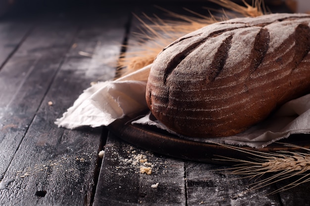 Weizen und Brot auf einem Holztisch