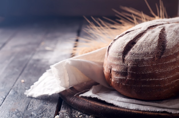 Weizen und Brot auf einem Holztisch