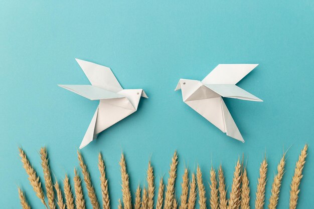 Weizenähren und zwei weiße Vögel als Symbol des Friedens auf blauem Grund Es gibt keinen Krieg