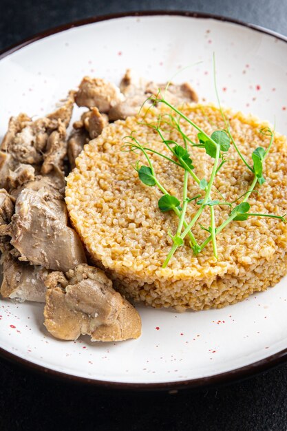 Weizenbrei mit gekochtem Hühnerfleisch gesundes Essen frische Portion fertig zum Essen Snack