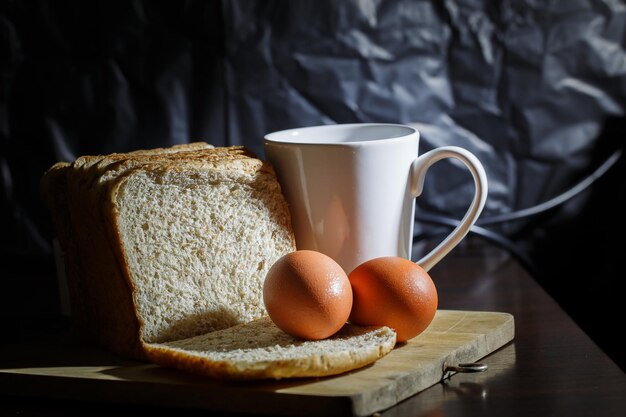 Weizenbrot mit einer Tasse Kaffee und Eiern