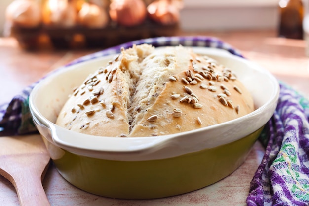 Weizenbrot mit Sonnenblumenkernen auf Sauerteig gebacken