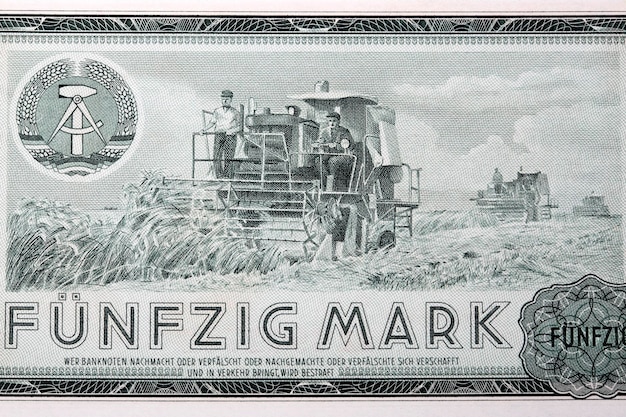 Weizenernte von altem DDR-Geld