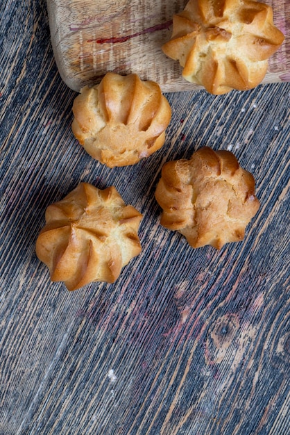 Weizengebäck aus Puddingteig wird mit kleinen Keksen gebacken