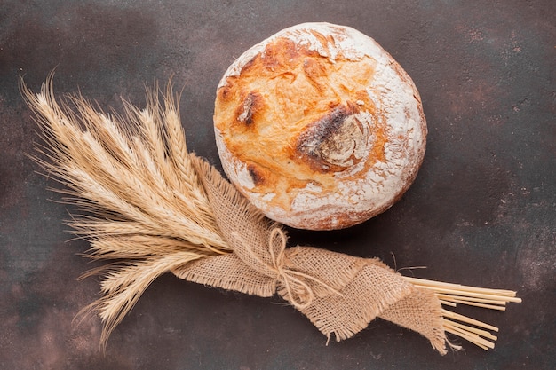 Foto weizengras in jutetuch und brot