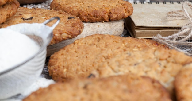 Weizenkekse mit Erdnüssen in der Nähe