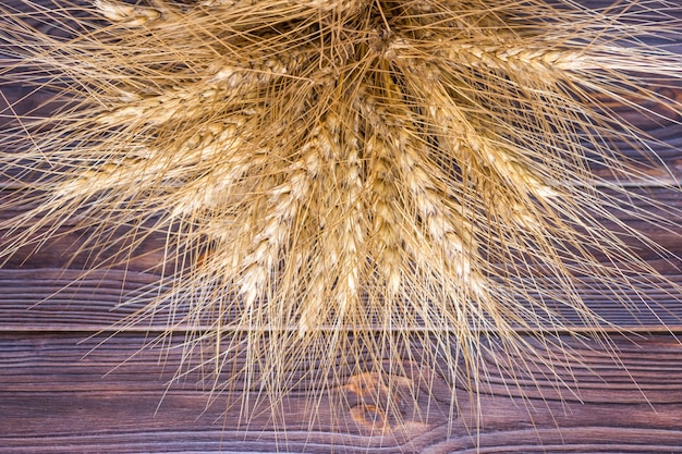 Weizenkörner auf Holzbrett Ernte-Konzept