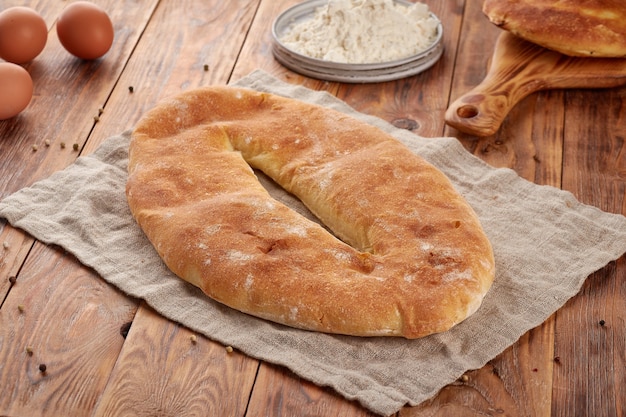 Weizenmehlbrot, hölzerner Hintergrund