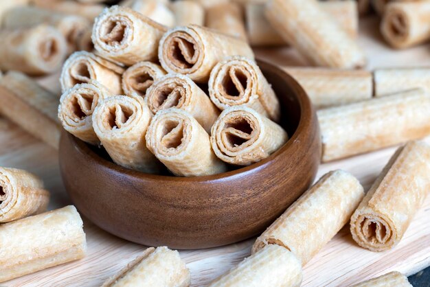 Weizenwaffeln während der Dessertzubereitung verdreht Dessert aus Weizenwaffeln mit weißem Puderzucker bestreut