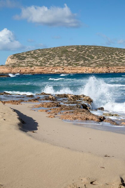 Welle am Comte Beach auf Ibiza, Spanien