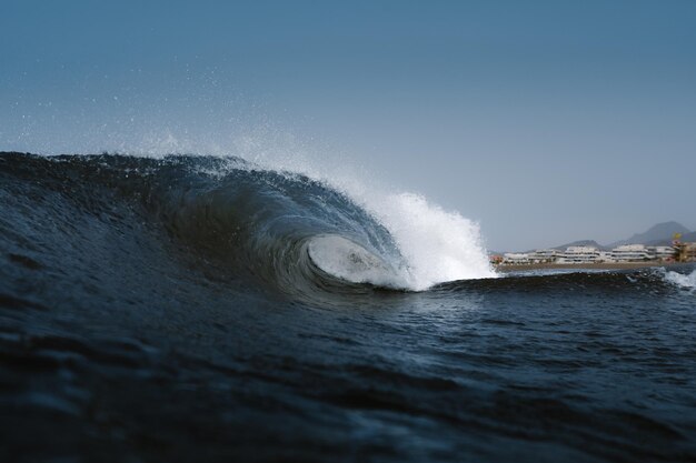 Foto welle bricht an einem strand auf teneriffa