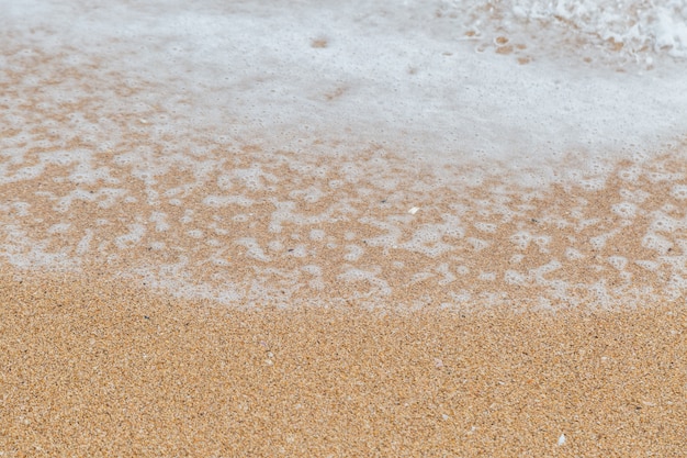 Welle des Meeres auf dem Sandstrandgebrauch für Hintergrund