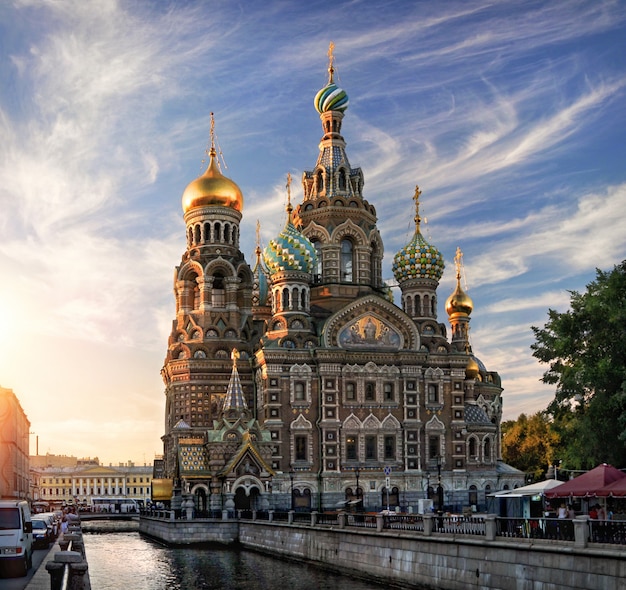 Welle schöne Wolken an einem blauen Sonnenunterganghimmel über der Kathedrale des Erlösers auf vergossenem Blut in St. Petersburg