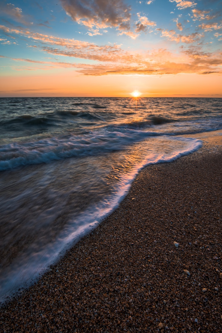 Foto wellen am meer bei sonnenuntergang