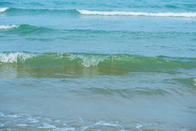 Wellen am Strand Blaue Meereswelle Blaue Wasseroberflächentextur mit Wellen, Spritzen und Blasen