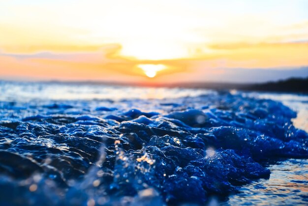 Wellen am Strand in den Tropen