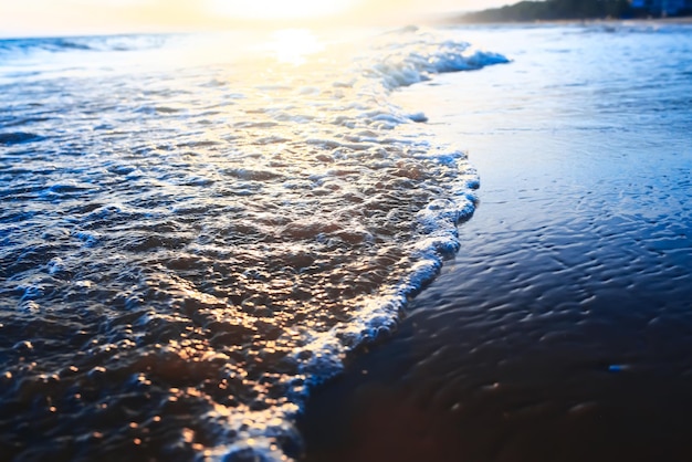 Wellen am Strand in den Tropen