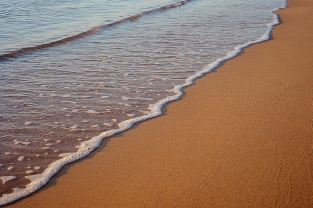 Wellen am Strand Sand am Strand mit einer Meereswelle