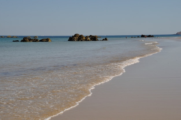 Wellen am Strand von Erquy